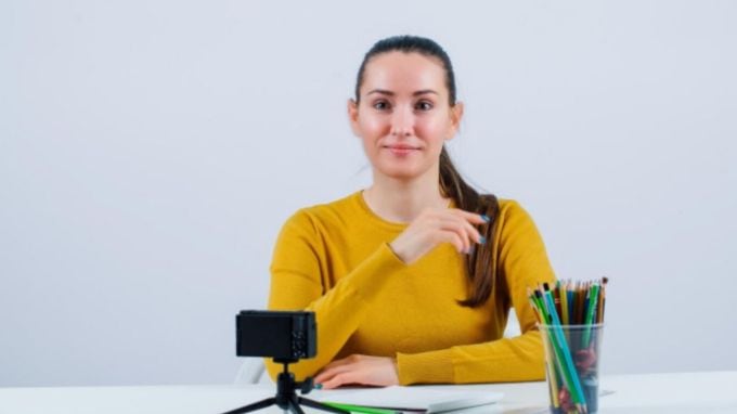 Shorts એ ટ્રેન્ડ બદલ્યો : YouTube પર સમાન વીડિઓઝનો ટ્રેન્ડ Shorts ને કારણે શરૂ થયો છે. વર્ષ 2020-2021 માં, કંપનીએ તેના પ્લેટફોર્મ પર રીલ્સ જેવા વીડિઓઝ રજૂ કર્યા. આવા વીડિઓઝને Shorts on YouTube નામ આપવામાં આવ્યું. મોટી વાત એ છે કે YouTube પહેલા, TikTok જેવા કોઈપણ પ્લેટફોર્મ પર આવા વીડિઓઝ લોકપ્રિય હતા.(photo- freepik)