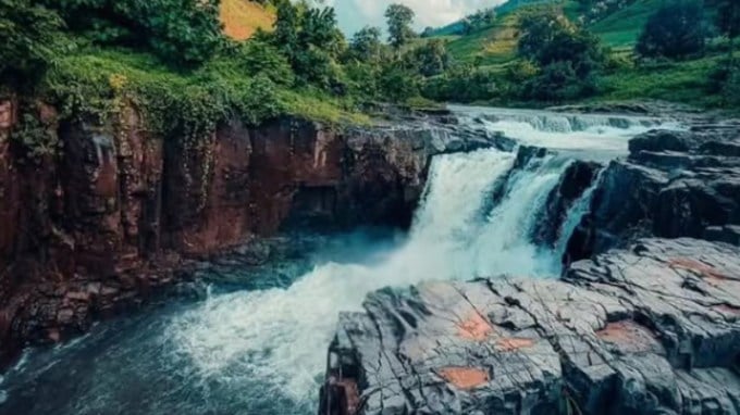 <strong>Zarwani Waterfall Visit in Monsoon:</strong> ચોમાસામાં વરસાદની સિઝનમાં પ્રવાસ કરવાની ઘણી મજા આવે છે. ચોમાસામાં એકદમ આહલાદક વાતાવરણ હોય છે. વરસાદમાં ધોધની મુલાકાત લેવાનો અલગ રોમાંચ હોય છે. આ ગાળામાં તમે ગુજરાતના નર્મદા જિલ્લામાં આવેલા પ્રસિદ્ધ પ્રવાસન સ્થળ ઝરવાણી ધોધની મુલાકાત લઇ શકો છો. ભારે વરસાદના કારણે હાલ ધોધ રમણીય બન્યો છે.  (Photo – instagram)