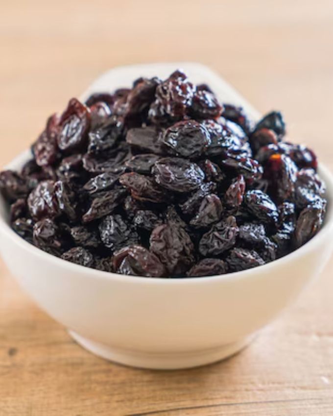 <strong>કાળા કિસમિસ: </strong>કાળા કિસમિસને રાતભર ગરમ પાણીમાં પલાળીને સવારે ખાલી પેટ ખાવાથી કબજિયાત દૂર થાય છે. આ ઉપરાંત ઘી તમારા ખોરાકમાં થોડું ઘી ઉમેરવાથી આંતરડાની ગતિમાં સુધારો થઈ શકે છે. આ સિવાય પપૈયું કબજિયાત માટે ઉત્તમ ઉપાય તરીકે કામ કરે છે.