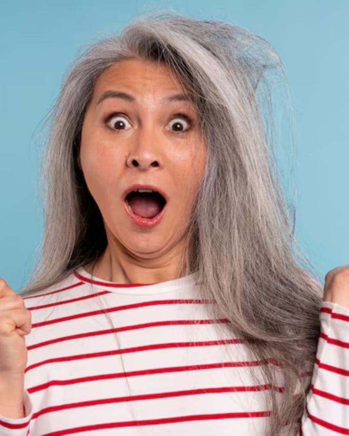 ઘણા લોકો નાની ઉંમરે વાળ સફેદ થવાની સમસ્યાથી પીડાઈ રહ્યા છે. આની પાછળ તણાવ, પ્રદૂષણ, અનિયમિત જીવનશૈલી અને આહાર જવાબદાર છે. સામાન્ય રીતે, જ્યારે વાળ સફેદ થાય છે, ત્યારે ઘણા લોકો બજારમાં ઉપલબ્ધ રાસાયણિક આધારિત હેર ડાય (hair dye) નો ઉપયોગ કરે છે. પરંતુ આ કેમિકલ વાળના સ્વાસ્થ્યને વધુ નુકસાન પહોંચાડે છે, કેમિકલ વાળા કલર વધુ પડતા વાળ ખરવા, શુષ્કતા, માથાની ચામડીમાં ખંજવાળ અને ખોડો જેવી સમસ્યાઓનું કારણ બને છે. એટલા માટે હવે ઘણા લોકો કુદરતી હેરડાય અથવા હર્બલ  હેરકલર તરફ વળ્યા છે.