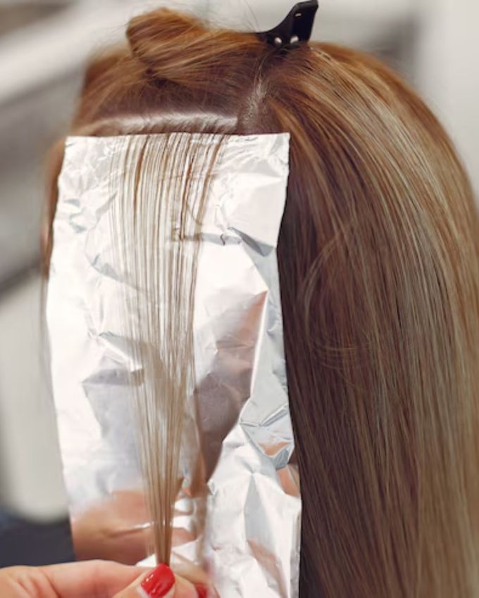 <strong>વાળને કુદરતી રીતે કલર કેવી રીતે કરવા? :</strong> મહેંદી આ કામ કરશે. મહેંદી ફક્ત વાળને રંગતી નથી, તે ખોપરી ઉપરની ચામડીની પણ સંભાળ રાખે છે અને વાળને નરમ અને મુલાયમ બનાવે છે. તમે તેને ઘરે સરળતાથી બનાવી શકો છો. આ માટે તમારે 2 કપ મેંદી પાવડર, 1 લીંબુનો રસ, 2 ચમચી કોફી પાવડર, 1 કપ બીટરૂટની જરૂર પડશે. આકાચના વાસણમાં બધું મિક્સ કરો અને પેસ્ટ બનાવો, પેસ્ટને ઢાંકીને આખી રાત રાખો. બીજા દિવસે, તેને માથાની ચામડી અને વાળ પર મૂળથી છેડા સુધી લગાવો. તેને તમારા માથા પર 2-3 કલાક રહેવા દો અને ઠંડા પાણીથી માથું ધોઈ લો. તે દિવસે ફરીથી શેમ્પૂનો ઉપયોગ કરશો નહીં.