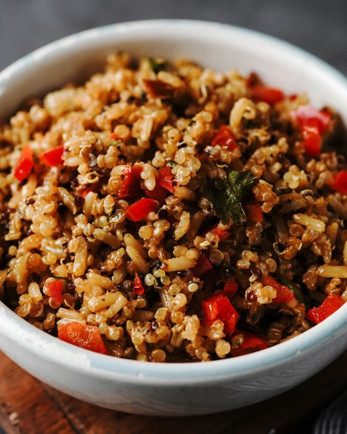 <strong>શું ખાવું જોઈએ?</strong> ચોમાસામાં વધુ પાણીવાળા ફળો અને શાકભાજી (જેમ કે ટામેટાં, કાકડી, તરબૂચ) ટાળવા જોઈએ, કારણ કે તે શરીરમાં સોજો વધારી શકે છે. તેના બદલે ઓટ્સ, બ્રાઉન રાઈસ, મકાઈ અને ચણા જેવા ડ્રાય ખોરાકનું સેવન કરી શકાય છે.