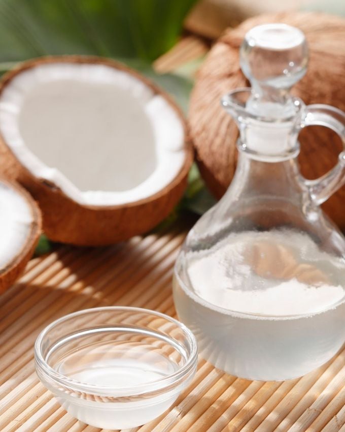 <strong>નાળિયેર તેલના ફાયદા </strong>: આ એક કુદરતી મોઇશ્ચરાઇઝર છે. તે વાળમાં પ્રોટીનનું નુકસાન અટકાવવામાં અને તેમને મજબૂત અને સ્વસ્થ રાખવામાં મદદ કરી શકે છે. નાળિયેર તેલ પર્યાવરણીય પરિબળોથી થતા નુકસાનને ઘટાડવામાં પણ સક્ષમ હોઈ શકે છે. 