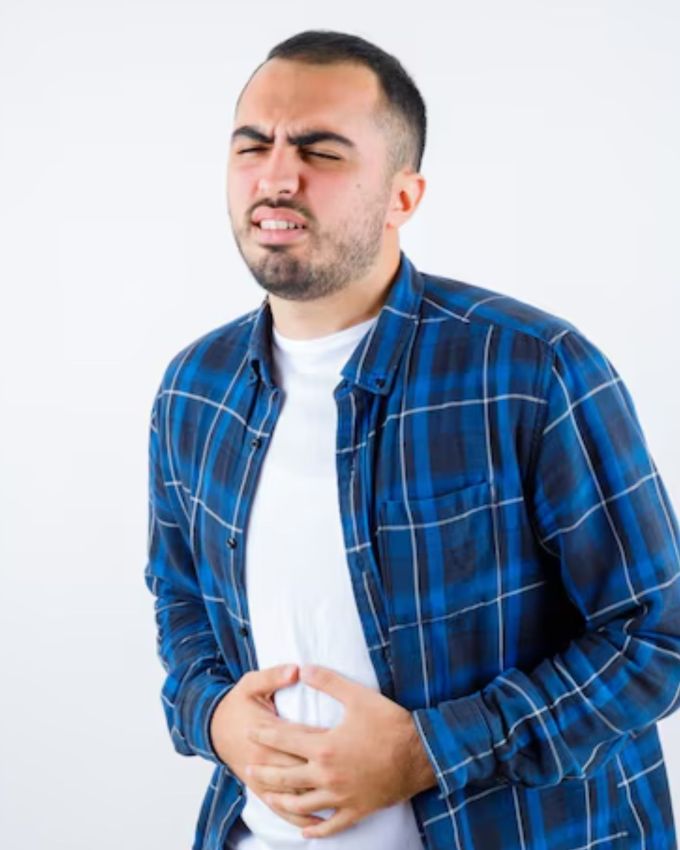 Foods to avoid During Constipation | આધુનિક વિશ્વમાં ઘણા લોકો કબજિયાત (Constipation) નો સામનો કરે છે તે એક સામાન્ય પાચન સમસ્યા છે. સમયસર મળત્યાગ ન કરી શકવાથી, આંતરડામાં કચરો જમા થવાથી અને પરિણામે નીકળતા ઝેરી વાયુઓ શરીર માટે વિવિધ સ્વાસ્થ્ય પડકારો ઉભા કરે છે. 