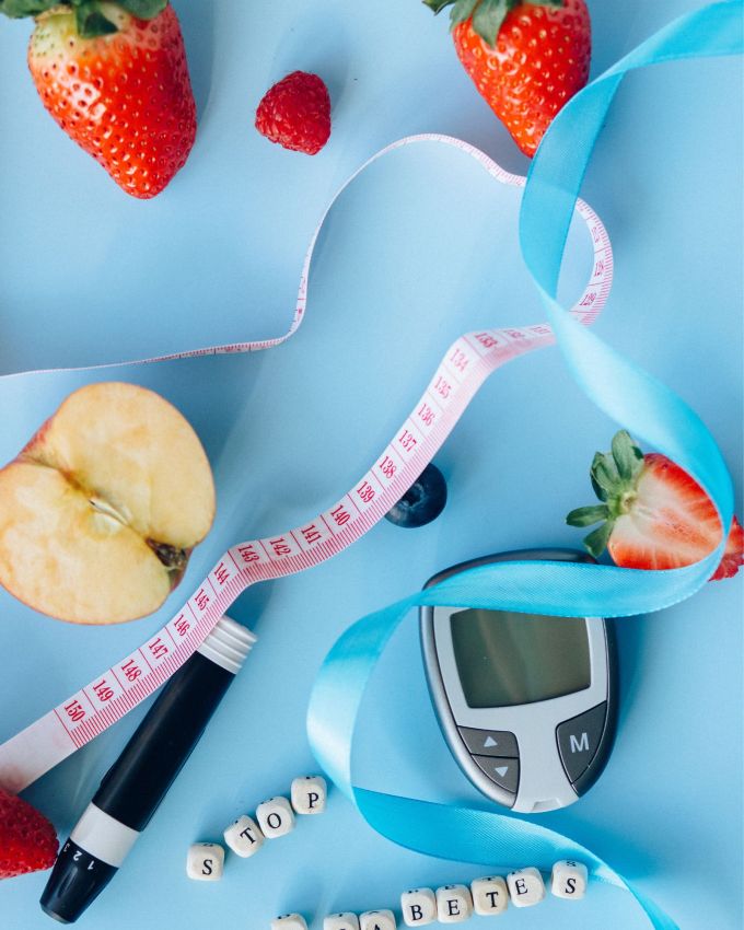 <strong>Curd Consumption for Diabetic Patients | </strong><a href="https://gujarati.indianexpress.com/about/diabetes/" data-type="link" data-id="https://gujarati.indianexpress.com/about/diabetes/">ડાયાબિટીસ</a> (Diabetes) ના દર્દીઓ માટે આહારનું યોગ્ય આયોજન ખૂબ જ મહત્વનું છે. ઘણા લોકો દહીં ખાવા વિશે દ્વિધામાં હોય છે. જોકે, નિષ્ણાતો માને છે કે ડાયાબિટીસના દર્દીઓ માટે દહીં એક ઉત્તમ આહાર છે, પરંતુ કેટલાક મુદ્દાઓ ધ્યાનમાં રાખવા જરૂરી છે.