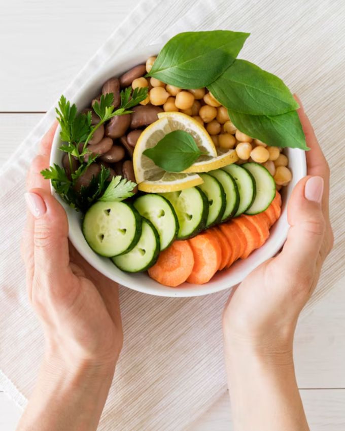 <strong>ખાલી પેટ શું ખાવું ?</strong> નિષ્ણાતોના મતે, ત્વચા ત્યારે જ ચમકે છે જ્યારે તેને યોગ્ય આંતરિક પોષણ મળે છે. સવારે પેટ ખાલી હોય છે, તેથી યોગ્ય ખોરાક ખાવાની સીધી અસર પડે છે. એક સફરજન, ચાર-પાંચ પલાળેલી બદામ અને એક ગ્લાસ નારિયેળ પાણી ત્વચા માટે ટોનિકથી ઓછું નથી. તેમાં હાજર વિટામિન E, C અને એન્ટીઑકિસડન્ટ ત્વચાના કોષોને રિપેર અને પુનર્જીવિત કરે છે. જો તમે દૂધ પીતા હો, તો તમે તેમાં હળદર અથવા અશ્વગંધા ઉમેરીને પી શકો છો, આ ત્વચાની રોગપ્રતિકારક શક્તિ વધારવામાં મદદ કરે છે.