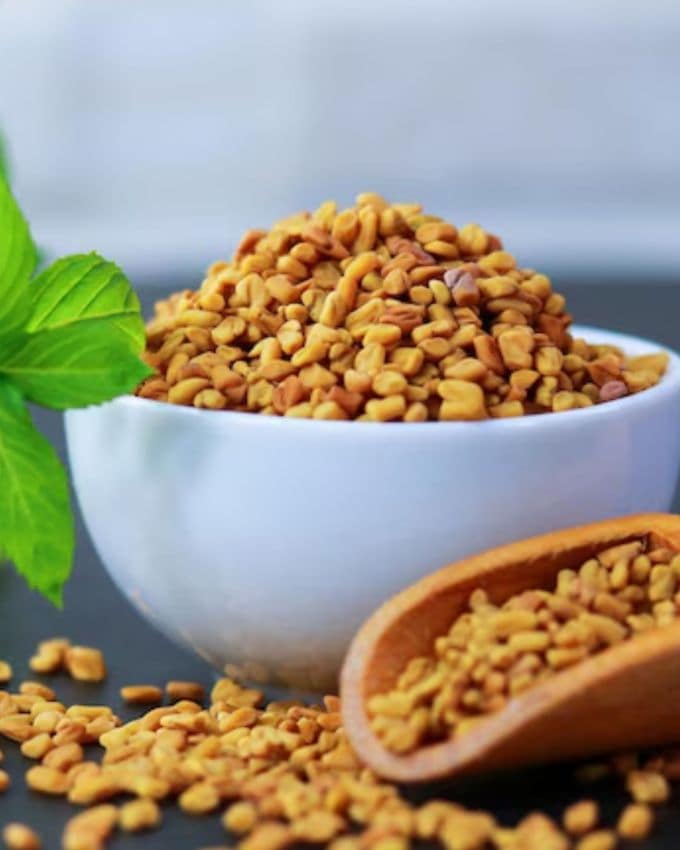 <strong>પલાળેલી મેથીનું પાણી</strong> : આયુર્વેદમાં મેથીને ઔષધીય ગુણોનો ખજાનો માનવામાં આવે છે. રસોડામાં મસાલા તરીકે ઉપયોગમાં લેવાતી મેથી, ખાસ કરીને પલાળેલી મેથીનું પાણી, પેટ સંબંધિત અનેક સમસ્યાઓ માટે રામબાણ ઇલાજ સાબિત થઈ શકે છે સવારે ખાલી પેટે તેનું સેવન કરવાથી શરીરને અઢળક ફાયદા થાય છે. અહીં જાણો પલાળેલી મેથીનું પાણી પેટ માટે કેવી રીતે ફાયદાકારક છે.