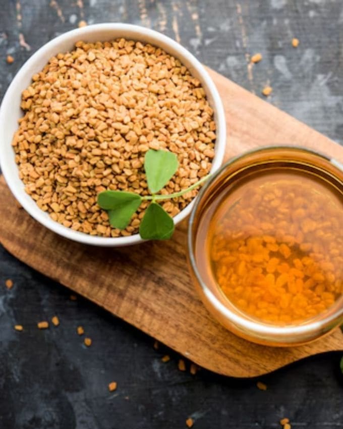 <strong>પલાળેલી મેથીનું પાણી કેવી રીતે બનાવવું?</strong> : મેથીનું પાણી બનાવવું ખૂબ જ સરળ છે. રાત્રે સૂતા પહેલા એક થી બે ચમચી મેથીના દાણાને એક ગ્લાસ શુદ્ધ પાણીમાં પલાળી દો. સવારે ઉઠ્યા બાદ આ પાણીને ગાળી લો અને ખાલી પેટે તેનું સેવન કરો. જો તમે ઈચ્છો તો પલાળેલા મેથીના દાણા પણ ચાવી શકો છો.