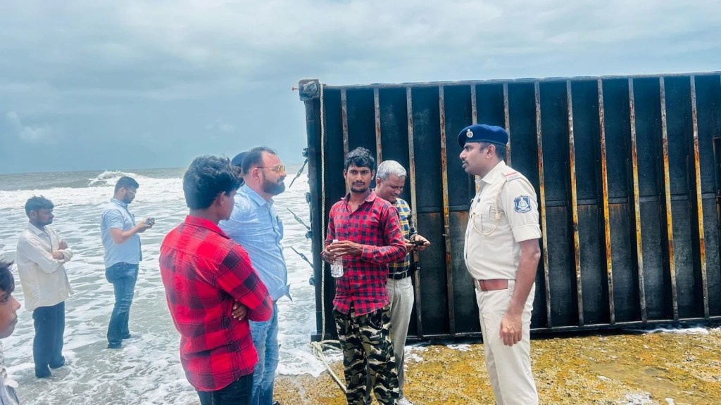કેવી રીતે ‘હોંગકોંગથી દુબઈ જઈ રહેલ’ શિપિંગ કન્ટેનર ગુજરાતના દરિયાકાંઠે પહોંચી ગયું