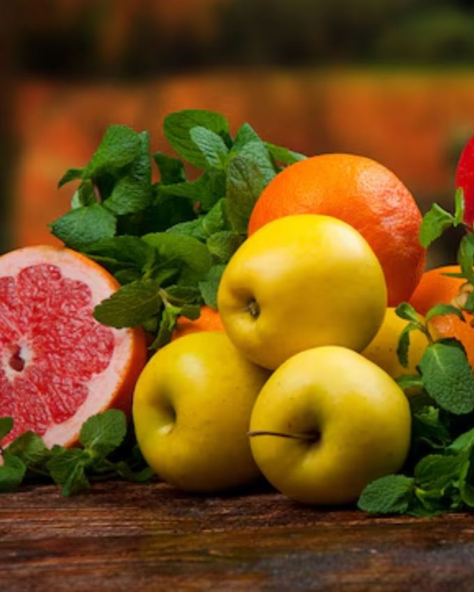 <strong>શું ખાવું જોઈએ? </strong>ચોમાસામાં મળતા મોસમી ફળો પોષક તત્ત્વોથી ભરપૂર હોય છે. ક્રેનબેરી, નાસપતી અને ડ્રેગન ફ્રૂટ જેવા ફળોનું સેવન કરી શકાય છે. નાસપતી ખાસ કરીને ડાયાબિટીસ અને હૃદયના દર્દીઓ માટે ફાયદાકારક છે કારણ કે તેમાં વિટામિન સી, એન્થોકયાનિન અને પ્રોસાયનિડિન જેવા એન્ટીઓક્સીડેન્ટ હોય છે, જે કોલેસ્ટ્રોલ ઘટાડવામાં અને બ્લડ પ્રેશરને નિયંત્રિત કરવામાં મદદ કરે છે.