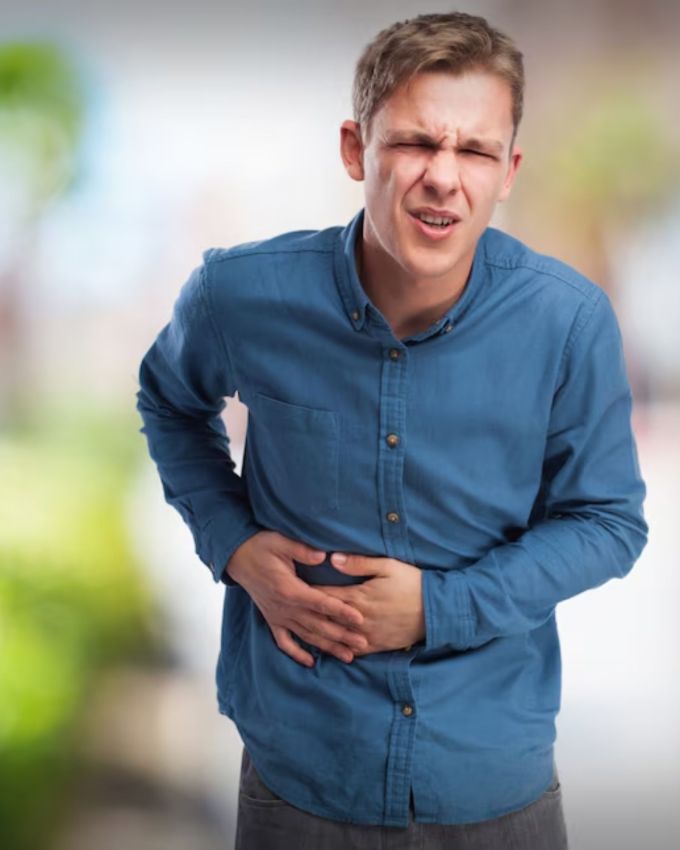 <strong>પિત્તાશયમાં પથરી થવાનું કારણ : </strong>પિત્તાશયમાં પથરી બનવા પાછળ ઘણા કારણો હોઈ શકે છે, વધુ ચરબીવાળો ખોરાક, ઝડપી વજન વધારો અથવા ઘટાડો, ગર્ભાવસ્થા અને આનુવંશિક કારણો વગેરે, જ્યારે પથરી બને છે, ત્યારે તે પિત્તાશયમાં અવરોધ અથવા બળતરા પેદા કરી શકે છે, જેના કારણે તીવ્ર દુખાવો, ઉલટી અને તાવ જેવા લક્ષણો જોવા મળે છે.