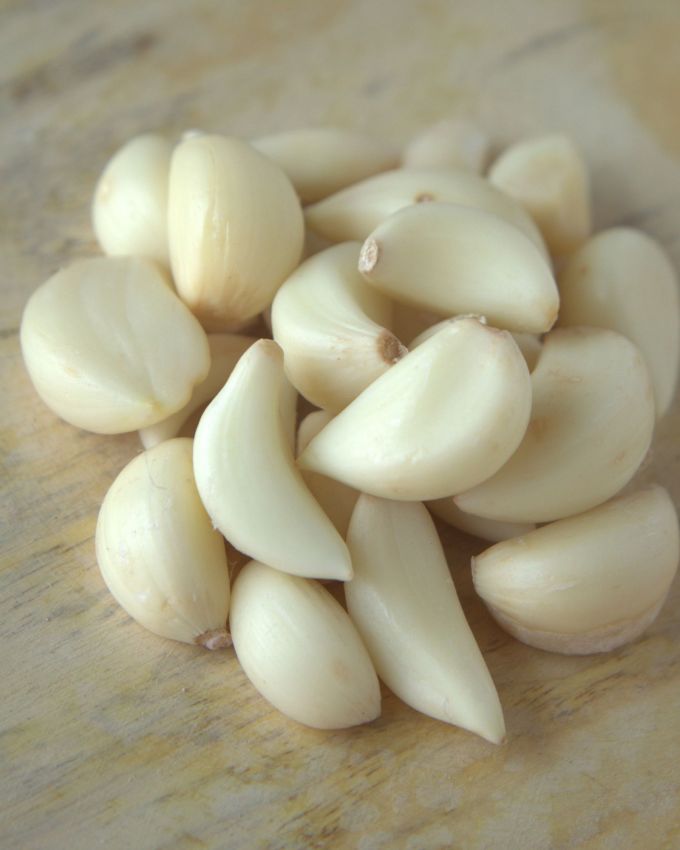 <strong>શું ખાવું જોઈએ? </strong>લસણ, આમળા, મેથી, મીઠો લીમડો, મોરિંગા અને કોકમ : આ ભારતીય સુપરફૂડ્સ એન્ટીઑકિસડન્ટ, ફાઈબર અને અન્ય પોષક તત્ત્વોથી ભરપૂર હોય છે, જે કોલેસ્ટ્રોલનું સ્તર સુધારવામાં, બળતરા ઘટાડવામાં અને એકંદર કાર્ડિયોવાસ્ક્યુલર સ્વાસ્થ્યને ટેકો આપવામાં મદદ કરે છે.