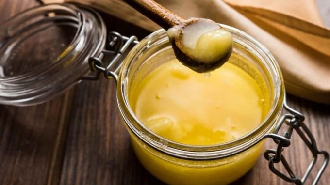 <strong>Ghee For Weight Loss Myth or Science</strong> : જો તમે વજન ઘટાડવાનો પ્રયાસ કરી રહ્યા છો તો તમે સૌથી પહેલા તમારા આહારમાંથી ચરબી અને ખાસ કરીને ઘી ને દૂર કરી દીધું હશે. પરંતુ શું તમે જાણો છો કે જે ઘી ને તમે વજન વધારનાર ગણીને છોડી દીધું છે, તે ખરેખર તમારા વજન ઘટાડવાની પ્રક્રિયામાં મદદરૂપ સાબિત થઈ શકે છે? ચાલો જાણીએ કે ઘી વજન ઘટાડવામાં કેવી રીતે મદદ કરી શકે છે અને તેની પાછળનું વૈજ્ઞાનિક અને આયુર્વેદિક તર્ક શું છે. (Photo Source: Freepik)