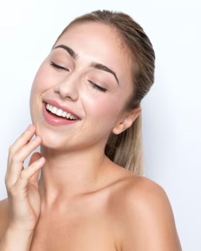 દરેક વ્યક્તિ દોષરહિત, ચમકતી અને સ્વસ્થ ત્વચા ઇચ્છે છે પરંતુ શું તમે જાણો છો કે ત્વચાનો 70% ગ્લો તમારી સવારની આદતોમાંથી આવે છે. ત્વચા નિષ્ણાતોના મતે, કેટલીક સવારની આદતો મોંઘા ઉત્પાદનો અને પાર્લર ટ્રીટમેન્ટ કરતાં વધુ અસરકારક છે. જો તમે દરરોજ સવારે ફક્ત 5 સરળ આદતો અનુસરો છો, તો મેકઅપ વિના પણ ત્વચા ચમકે છે અને સંપૂર્ણ ગ્લો મેળવે છે.સવારે ઉઠ્યા પછી, તમારે તમારી ત્વચાને 30 મિનિટ આપવી પડશે, કોઈ ક્રીમ કે સીરમની જરૂર નહીં પડે. ગ્લોઈંગ સ્કિન માટે સવારની આ આદતો અનુસરો