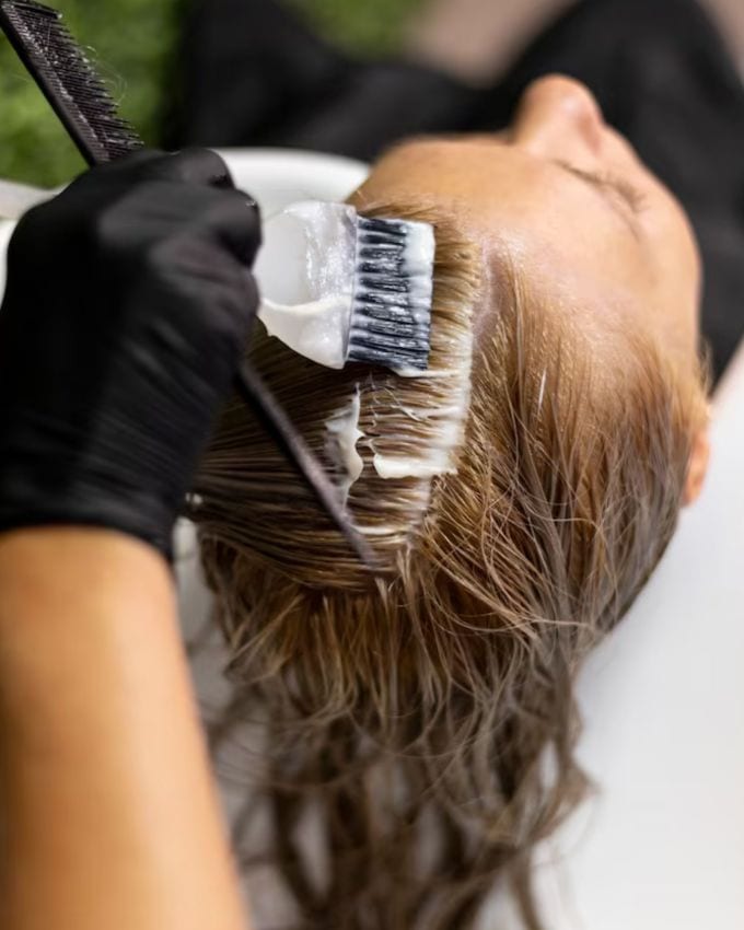 જો તમને ઉતાવળ હોય તો મેંદીના પાનને પીસીને થોડા ગરમ પાણીમાં મિક્સ કરીને 5 મિનિટમાં પેસ્ટ બનાવો. તેને તમારા વાળના મૂળમાં સારી રીતે લગાવો. જો તમે તેને નવશેકા ચાના પાણીમાં ભેળવીને તમારા માથા પર લગાવો છો, તો તે ખૂબ જ ઝડપથી સ્થિર થઈ જશે. આનાથી તમારા સફેદ વાળ તરત જ ઢંકાઈ જશે અને તમારા વાળનો કાળો રંગ લાંબા સમય સુધી ટકી રહેશે.