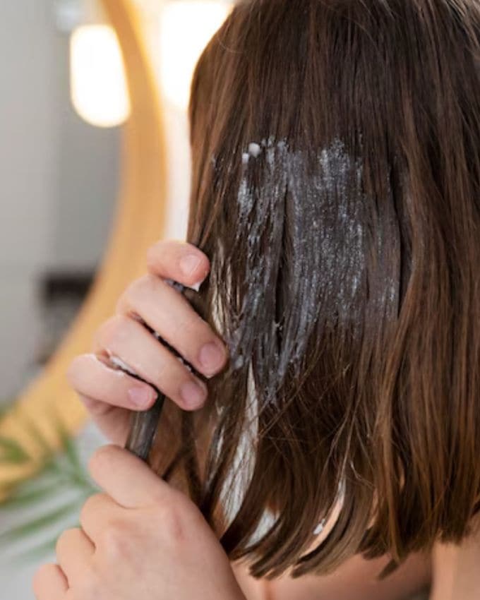 મેંદીનો કલર ધોતી વખતે તમે ફરીથી ઉકાળેલા ચાના પાણીનો ઉપયોગ કરી શકો છો. આનાથી વાળનો કલર ઘાટો થશે. તે કુદરતી કન્ડિશનર તરીકે કામ કરશે. વાળની ખરબચડી ઓછી થશે. જોકે પહેલી વાર ઉપયોગ કરતા પહેલા પેચ ટેસ્ટ કરાવો. જેથી કોઈપણ એલર્જીક વલણ અગાઉથી શોધી શકાય. તેને ક્યારેય કેમિકલ હેર કલર સાથે ભેળવશો નહીં. વાળ ધોયા પછી ઓછામાં ઓછા 24 કલાક સુધી શેમ્પૂ ન કરો. જો તમે અઠવાડિયામાં 1-2 વાર આ કુદરતી કલરનો ઉપયોગ કરો છો, તો તમારા વાળ ધીમે ધીમે નિસ્તેજ બનશે.