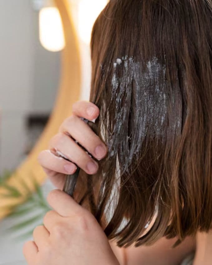 <strong>હેર માસ્ક બનાવાની સામગ્રી</strong> : 2 ચમચી ભૃંગરાજ પાવડર, 1 ચમચી આંબળા પાવડર, રોઝમેરી અથવા ચોખાનું પાણી, 1 ચમચી નાળિયેર તેલ