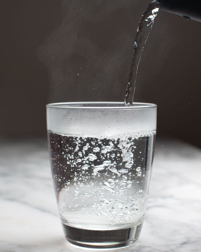 પાચનમાં સુધારો અને શરીર ડિટોક્સિફાઇ : ગરમ પાણી પીવાથી આંતરડાની ગતિ સુધરે છે. તે હાર્ટબર્ન, એસિડ રિફ્લક્સ જેવી પાચન સમસ્યાઓ ઘટાડે છે અને કબજિયાતમાં રાહત આપે છે.ગરમ પાણી પીવાથી તમારા શરીરનું તાપમાન વધે છે. આ પરસેવા દ્વારા ઝેરી તત્વો બહાર કાઢવામાં અને શરીરને સાફ કરવામાં મદદ કરે છે. ગરમ પાણીમાં થોડો લીંબુનો રસ ઉમેરવાથી વધુ સારા પરિણામો મળશે.