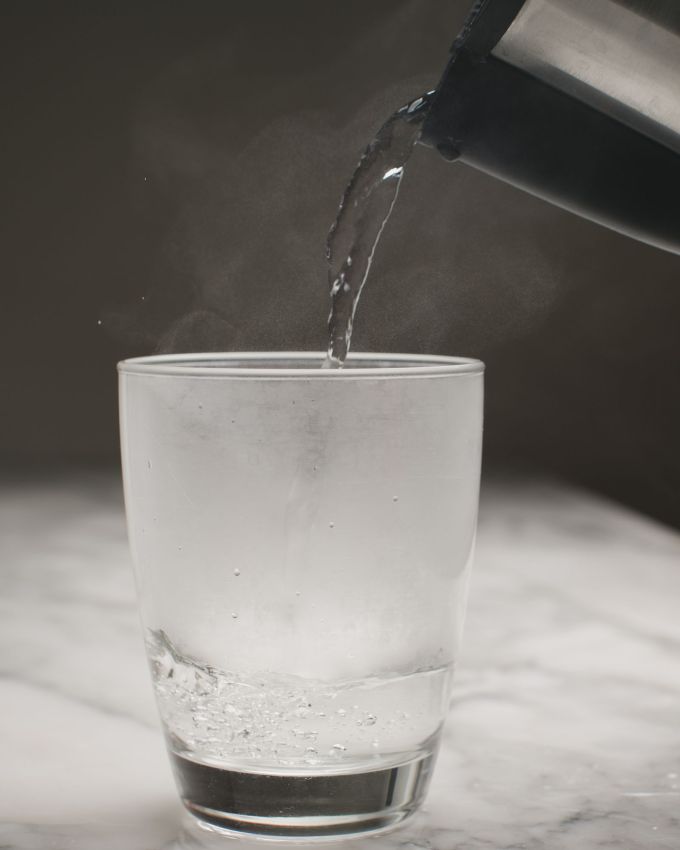 <strong>રોગપ્રતિકારક શક્તિ વધે</strong> : ગરમ પાણી પીવાથી શરીરમાંથી ઝેરી તત્વો ઝડપથી બહાર નીકળે છે અને વૃદ્ધત્વ પ્રક્રિયા ધીમી પડે છે. શારીરિક સ્વાસ્થ્ય, આયુષ્ય અને રોગપ્રતિકારક શક્તિમાં સુધારો થાય છે.