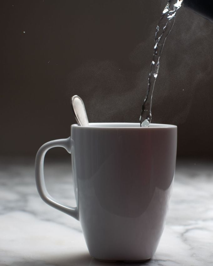 <strong>Benefits of Drinking Hot Water | </strong>શરીરની યોગ્ય કામગીરી માટે પાણી જરૂરી છે. દરરોજ પૂરતું પાણી પીવાથી આપણી શારીરિક પ્રવૃત્તિઓ સરળ બને છે અને સાથે સાથે આપણા સ્વાસ્થ્યમાં પણ સુધારો થાય છે. તેવી જ રીતે, ગરમ પાણી (hot water) પણ ઘણી રીતે આપણા સ્વાસ્થ્યને સુધારવામાં મદદ કરી શકે છે. ડૉ. ગૌતમન શ્રીવર્મા કહે છે કે દરરોજ સવારે 200 મિલી ગરમ પાણી પીવું આપણા સ્વાસ્થ્ય માટે અજાયબીઓ જેવું કામ કરી શકે છે.અહીં જાણો