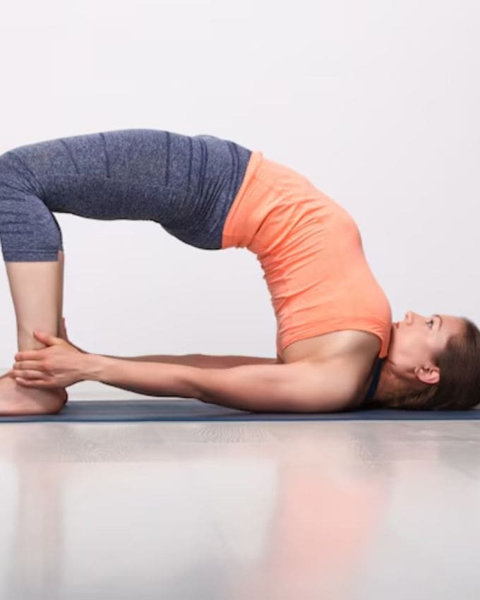 <strong>Bridge Pose Yoga Benefits |</strong> રોજિંદા જીવનમાં તણાવ, કામનું દબાણ અને અનિયમિત લાઇફસ્ટાઇલની સીધી અસર આપણા શરીર અને મન પર પડે છે. ઘણીવાર લોકો પોતાની જાત પર ધ્યાન આપવાનું ભૂલી જાય છે, જેના કારણે થાક, ચીડિયાપણું, અનિદ્રા અને પાચન જેવી સમસ્યાઓ સામાન્ય બની જાય છે. 