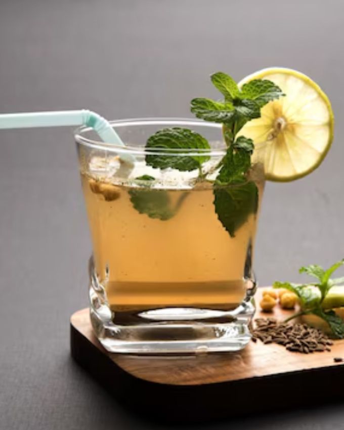 <strong>કબજિયાત દૂર કરવામાં મદદ કરતા ખોરાક </strong>: જીરું પાણી બનાવો, તેલ ઉમેર્યા વિના જીરું શેકી લો, તેને બે ગ્લાસ પાણીમાં ઉમેરો, એક ગ્લાસ થાય ત્યાં સુધી ઉકાળો અને પીવો.