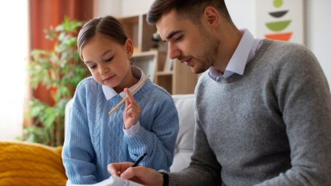 જ્યારે બાળક પાંચ થી 10 વર્ષની વય વચ્ચે ભૂલ કરે છે ત્યારે તેને અવગણવું જોઈએ નહીં. આ ઉંમર સુધી, માતાપિતાએ બાળકોને તેમની ભૂલો માટે ઠપકો આપવો જોઈએ. (Photo: Freepik)