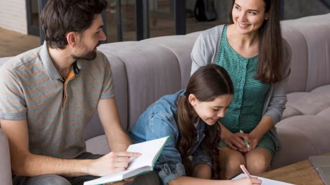 ચાણક્ય નીતિ અનુસાર જ્યારે બાળક 16 વર્ષનું થાય છે, ત્યારે માતાપિતાએ તેની સાથે મિત્ર જેવો વ્યવહાર કરવો જોઈએ. આ ઉંમરે બાળક પર થોડું વધારે ધ્યાન આપવાની જરૂર છે. મારવાની અને ઠપકો આપવાના બીકે બાળકો ઘણી બધી વાતો છુપાવવાનું શરૂ કરે છે, જે તેમના ભવિષ્યને અસર કરી શકે છે. (Photo: Freepik)