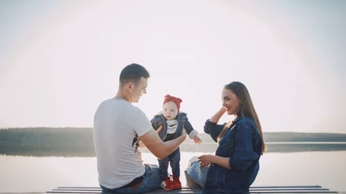 ચાણક્ય નીતિમાં પેરેંટિંગ વિશે પણ ઘણી બાબતો કહેવામાં આવી છે. બાળકોને બાળપણથી જ એવા ગુણો આપવા જોઈએ જે તેમનું ભવિષ્ય સારું બનાવે. બાળકો માટે પ્રથમ શિક્ષકો તેમના માતાપિતા છે. ચાણક્ય નીતિ અનુસાર દરેક માતાપિતાએ તેમના બાળકો સાથે તેમની ઉંમર અનુસાર વર્તન કરવું જોઈએ. ચાલો જાણીએ. (Photo: Freepik)