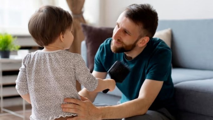 ચાણક્ય નીતિ અનુસાર પાંચ વર્ષ સુધીના બાળકને ખૂબ લાડ લડાવવા જોઈએ. પરંતુ આ પછી માતાપિતાએ થોડું ધ્યાન આપવાની જરૂર છે. (Photo: Freepik)