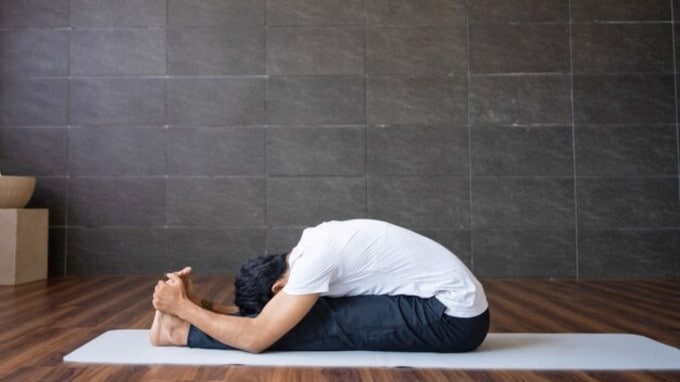 હવે શ્વાસ છોડો અને આગળ નમો. ત્યારબાદ બંને પગના અંગૂઠાને બંને હાથથી પકડી લો. કપાળને ઘૂંટણ પર અડાડવાનો પ્રયત્ન કરો. તમારી બંને કોણીને જમીન પર અડાવવાનો પ્રયાસ કરો. આ મુદ્રામાં 1-2 મિનિટ રહો. આ પછી તમારા પ્રારંભિક પોઝ પર પાછા ફરો.(Photo : Freepik)