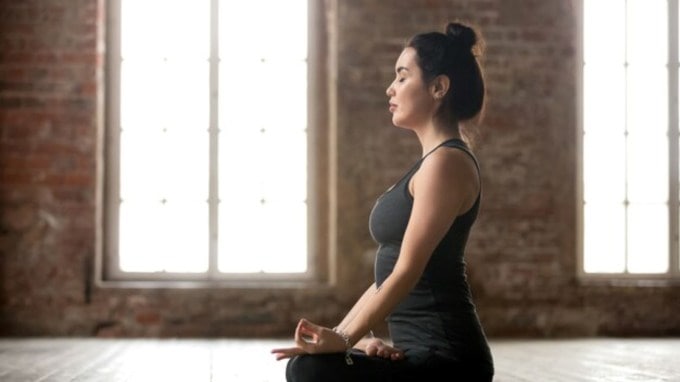 <strong>પ્રાણાયામ :</strong> જો તમે તમારા મન અને મગજને શાંત કે કંટ્રોલ કરવા માંગતા હો તો તમારે દરરોજ પ્રાણાયામનો અભ્યાસ કરવો જોઈએ. કારણ કે પ્રાણાયામ રોજ કરવાથી મગજને વધુ ઓક્સિજન મળે છે. તેનાથી મનને શાંતિનો અનુભવ થાય છે. તે તણાવ ઘટાડવામાં પણ મદદ કરે છે. સવારે ઉઠ્યા પછી અનુલોમ-વિલોમ, ભ્રામરી અને કપાલભાતિની જેમ પ્રાણાયામ કરવા જોઈએ. તમે થોડા દિવસોમાં તફાવત જોવા મળશે.(Photo : Freepik)