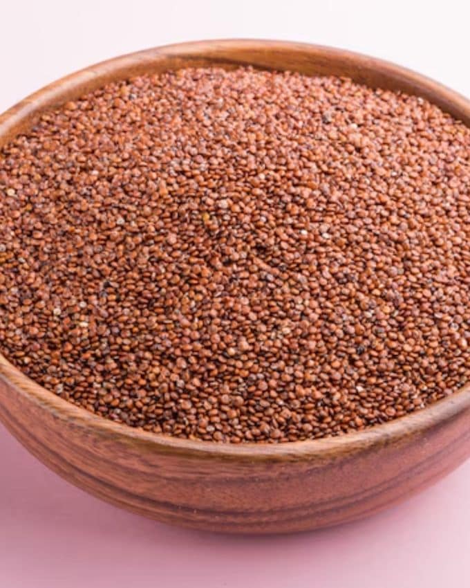 <strong>રાગી</strong> : કેલ્શિયમનો સારો સ્ત્રોત, જે હાડકાંને મજબૂત બનાવે છે. તેને ઘઉંના લોટમાં ભેળવીને રોટલી બનાવવાથી સાંધાના દુખાવામાં રાહત મળે છે. 