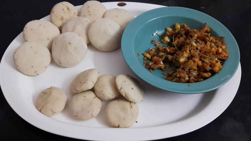 raw banana kachori recipe, kacha Kela ni Kachori,