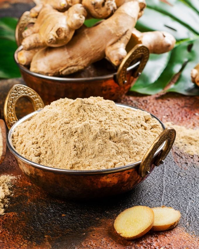 આયુર્વેદ અનુસાર, આદુમાં ખાંડને નિયંત્રિત કરવાની ક્ષમતા છે. તેનું નિયમિત સેવન કરવાથી શરીરમાં ઇન્સ્યુલિનની કાર્યક્ષમતામાં સુધારો થાય છે અને બ્લડ સુગરનું સ્તર પણ સ્થિર રહે છે. શેકેલું આદુ હૃદય રોગનું જોખમ ઘટાડવામાં મદદરૂપ થાય છે, અને ખરાબ કોલેસ્ટ્રોલ ઘટાડે છે અને રક્ત પરિભ્રમણમાં સુધારો કરે છે, જે હૃદયને સ્વસ્થ રાખે છે.