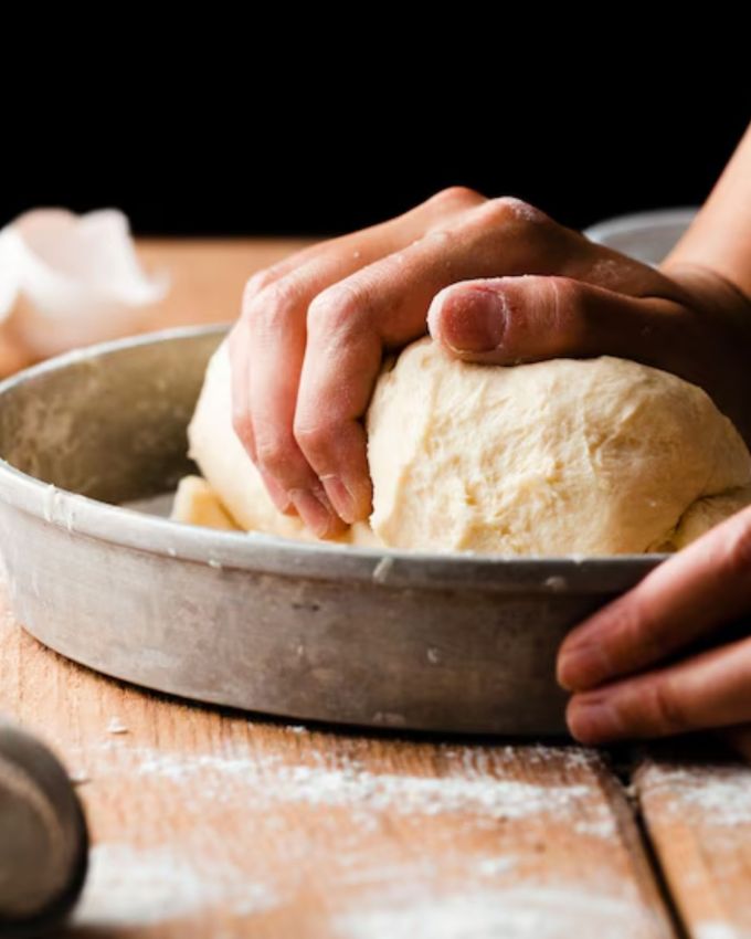 આયુર્વેદમાં થયેલા સંશોધનમાં જાણવા મળ્યું છે કે જો ઘઉંના લોટમાં કેટલાક હેલ્ધી સુપરફૂડ્સ ભેળવવામાં આવે તો રોટલી તમારા સ્વાસ્થ્યની વાસ્તવિક ચાવી બની શકે છે. હવે અહીં જાણીએ દેશી સુપર ફૂડ્સ વિશે, જેમાં કયા લોટને ભેળવીને તમે સ્વસ્થ રોટલી બનાવી શકો છો. આ સાથે ડાયાબિટીસ, બીપી, સાંધાનો દુખાવો, પાચન સમસ્યાઓ જેવા સેંકડો રોગો પણ મટાડી શકાય છે.