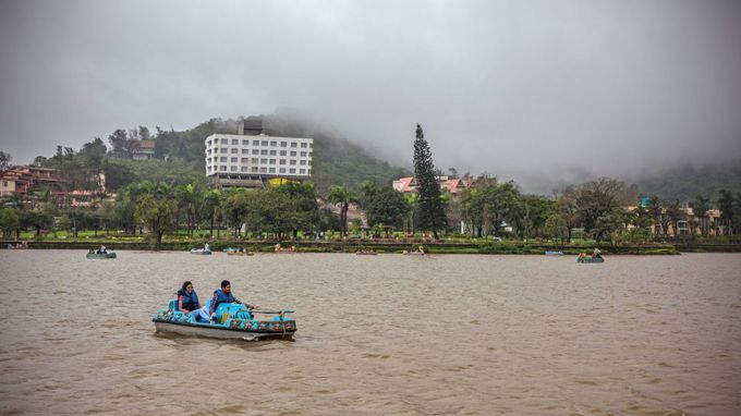 <strong>સાપુતારા હિલ સ્ટેશન : Saputara Hill Station</strong><br>ગુજરાતનું સાપુતારા હિલ સ્ટેશન ચોમાસાના વરસાદમાં ખીલી ઉઠે છે. સહૃયાદ્રી પર્વતમાળામાં વસેલા સાપુતારા પર ચોમાસામાં શિમલા મનાલી જેવું વાતાવરણ હોય છે. ઉંચા પહાડ, વાદળ, વરસાદ, ગાઢ ધુમ્મસ, નદી ઝરણાંનો સુંદર નજારો અને ઠંડી વાતાવરણ મનને શાંત કરે છે. અમદાવાદથી સાપુતારા 400 કિમી દૂર છે. (Photo: Social Media)