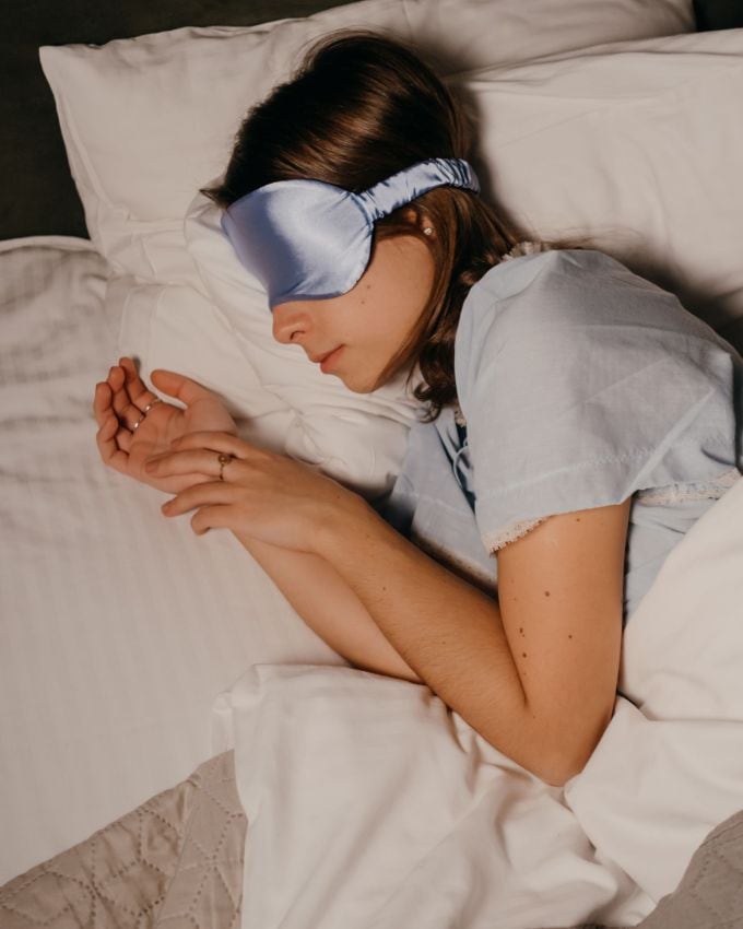 <strong>Sleep Learning Science Myth or Fact </strong>| આપણામાંથી ઘણા લોકો અભ્યાસ કે કામ માટે આપણી ઊંઘ (sleep) નું બલિદાન આપી દે છે. "ઊંઘવું એ આળસુ લોકોનું કામ છે" એમ વિચારીને, આપણે મોડી રાત સુધી અભ્યાસ કે ઓફિસ પ્રોજેક્ટ્સમાં વ્યસ્ત રહીએ છીએ. પરંતુ શું તમે જાણો છો કે ઊંઘ ફક્ત તમારા શરીરને ઉર્જા જ આપતી નથી, પણ તમારા મગજને પણ તેજ બનાવે છે? જાણો કેવું રીતે?