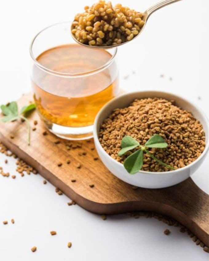 <strong>એસિડિટી અને ગેસમાં રાહત: </strong>આજના સમયમાં અનિયમિત ખાનપાન અને જીવનશૈલીને કારણે ઘણા લોકોને એસિડિટી અને ગેસની સમસ્યા રહે છે. પલાળેલી મેથીનું પાણી કુદરતી એન્ટાસિડ તરીકે કામ કરે છે અને પેટમાં બળતરા, ગેસ અને એસિડિટીથી છુટકારો અપાવે છે.