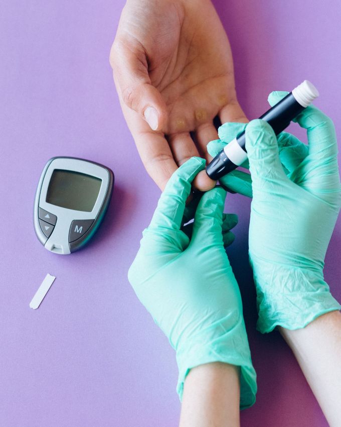 પ<strong>લાળેલી મેથીનું પાણી પીવાના અન્ય ફાયદા</strong> : બ્લડ સુગર લેવલને નિયંત્રિત કરે છે (ખાસ કરીને ડાયાબિટીસના દર્દીઓ માટે),  કોલેસ્ટ્રોલ ઘટાડવામાં મદદ કરે છે, સાંધાના દુખાવામાં રાહત આપે છે, રોગપ્રતિકારક શક્તિ (ઇમ્યુન સિસ્ટમ) ને મજબૂત બનાવે છે, વાળ અને ત્વચાના સ્વાસ્થ્ય માટે પણ ફાયદાકારક છે.