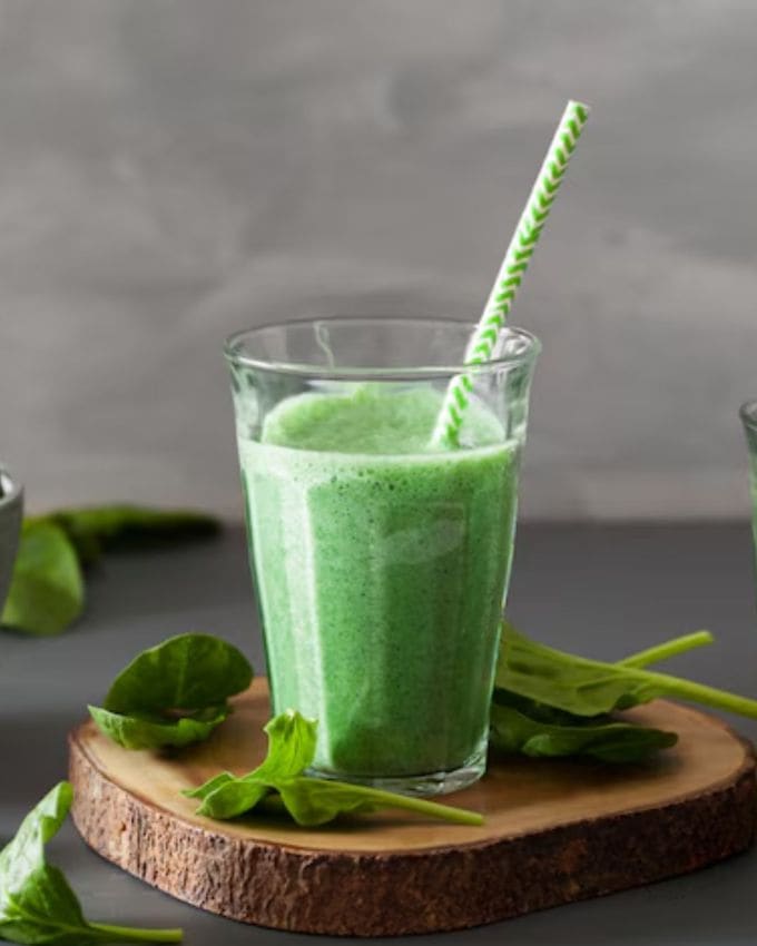 <strong>Effective Health Benefits of Palak juice in Monsoon |</strong> ચોમાસા (monsoon) ની ઋતુમાં પાલકનો રસ એક મહિનો નિયમિત પીવાથી શરીર પર ઘણી સકારાત્મક અસરો થઈ શકે છે. <a href="https://gujarati.indianexpress.com/lifestyle/how-to-keep-spinach-fresh-for-long-time-kitchen-tips-in-gujarati-sc/324216/" data-type="link" data-id="https://gujarati.indianexpress.com/lifestyle/how-to-keep-spinach-fresh-for-long-time-kitchen-tips-in-gujarati-sc/324216/">પાલક</a> એક પૌષ્ટિક શાકભાજી છે જે વિટામિન્સ, ખનિજો અને એન્ટીઑકિસડન્ટોથી ભરપૂર છે. જોકે, કોઈપણ આહાર પરિવર્તન કરતા પહેલા હંમેશા તમારા ડોક્ટર અથવા આહાર નિષ્ણાતની સલાહ લેવી ખૂબ જ જરૂરી છે.