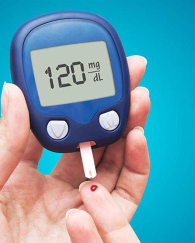 <strong>લીવર અને કોલેસ્ટ્રોલ અને સુગર કંટ્રોલ </strong>: ગરમ પાણી લીવરની સમસ્યાઓ અને ઉચ્ચ કોલેસ્ટ્રોલ લેવલ ઘટાડવામાં મદદ કરે છે તેવું કહેવાય છે, ગરમ પાણી બ્લડ સુગર લેવલને નિયંત્રિત કરવામાં અને વજન ઘટાડવામાં ઘણી મદદ કરે છે. તે અનિચ્છનીય ચરબી ઓગાળવામાં અને વજન નિયંત્રિત કરવામાં ઉપયોગી છે. ગરમ પાણીમાં લીંબુના રસનું એક ટીપું ઉમેરવાથી શરીરમાં ચરબી ઘટાડી શકાય છે.