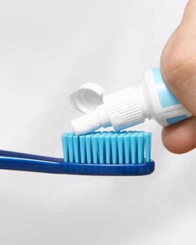 ફ્લોરાઇડ (Fluoride) નો ઉપયોગ પહેલા દાંતના સડોને રોકવા માટે થતો હતો. પરંતુ હવે ઘણા નવા સંશોધનો કહી રહ્યા છે કે તે ફક્ત દાંત પૂરતું મર્યાદિત નથી. તે તમારા શરીરમાં પ્રવેશી શકે છે અને તમારા મગજ, હોર્મોન્સ અને બાળકોના માનસિક વિકાસ પર ખરાબ અસર કરી શકે છે. ખાસ કરીને નાના બાળકોમાં તે IQ ઘટાડી શકે છે. બાળકોના કિસ્સામાં આ વધુ મહત્વપૂર્ણ છે, કારણ કે તેમનું મગજ હજુ પણ સંપૂર્ણ રીતે વિકસિત થઈ રહ્યું છે.