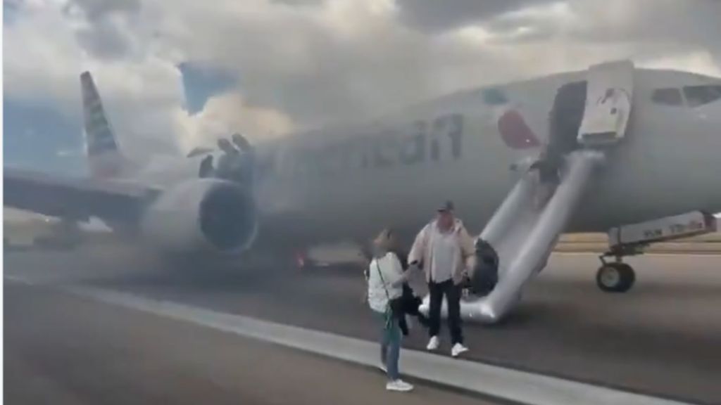 Aircraft Incidents: અમેરિકામાં અમદાવાદ જેવી વિમાન દુર્ઘટના ટળી, લેન્ડિંગ ગિયરમાં આગ લાગી, સદનસીબે તમામ મુસાફરો સુરક્ષિત Aircraft Incidents: અમેરિકામાં અમદાવાદ જેવી વિમાન દુર્ઘટના ટળી, લેન્ડિંગ ગિયરમાં આગ લાગી, સદનસીબે તમામ મુસાફરો સુરક્ષિત