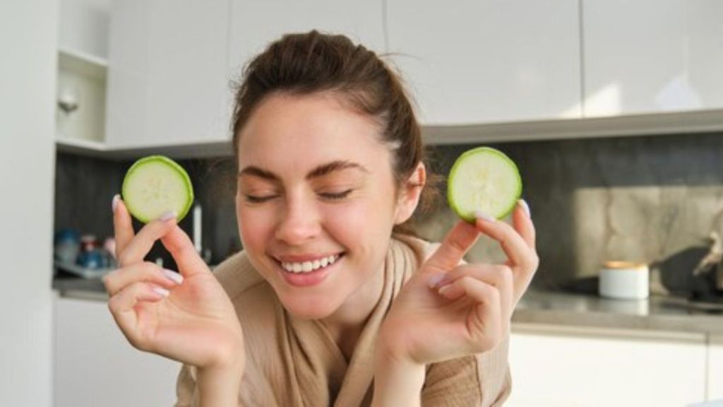 મનમાં આવો ભાવ રાખીને કાકડી ખાવાથી પણ વજન વધી શકે! એક્સપર્ટ શું કહે છે?