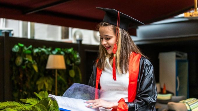 આનો જવાબ ટાઇમ્સ હાયર એજ્યુકેશનના 'ગ્લોબલ એમ્પ્લોયબિલિટી' રેન્કિંગમાં મળે છે. આ રેન્કિંગ આપણને જણાવે છે કે કઈ કેનેડિયન યુનિવર્સિટી નોકરી મેળવવામાં સૌથી આગળ છે. આવી સ્થિતિમાં, ચાલો જાણીએ તે 5 યુનિવર્સિટીઓ વિશે, જ્યાં અભ્યાસ કર્યા પછી નોકરી મેળવવી તમારા માટે સૌથી સરળ રહેશે. (photo- freepik)