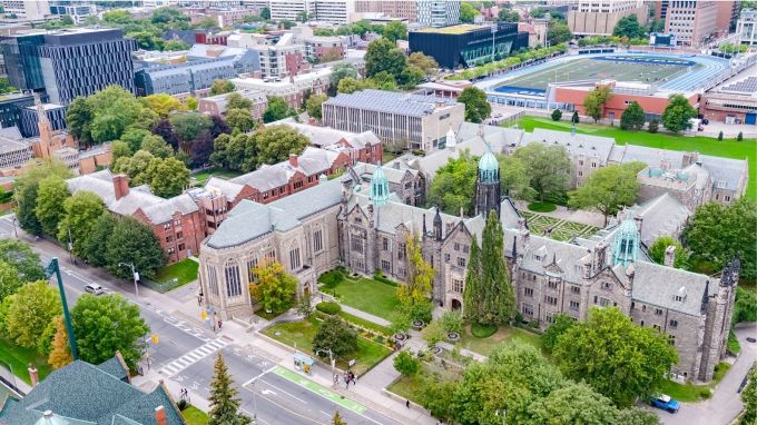 ટોરોન્ટો યુનિવર્સિટી : કેનેડાની યુનિવર્સિટી ઓફ ટોરોન્ટોની સ્થાપના 1827 માં થઈ હતી. 'ગ્લોબલ એમ્પ્લોયબિલિટી' રેન્કિંગમાં, યુનિવર્સિટી ઓફ ટોરોન્ટોને વિશ્વભરમાં 14મું સ્થાન મળ્યું છે, જ્યારે તે કેનેડામાં પ્રથમ સ્થાને છે. 160 થી વધુ દેશોના વિદ્યાર્થીઓ અહીં અભ્યાસ કરવા આવે છે. ટોરોન્ટો યુનિવર્સિટી મેડિસિન, એન્જિનિયરિંગ, બિઝનેસ અને કોમ્પ્યુટર સાયન્સનો અભ્યાસ કરવા માટે ખૂબ જ સારી માનવામાં આવે છે. અહીંના 90% વિદ્યાર્થીઓને ડિગ્રી મળ્યાના એક વર્ષમાં નોકરી મળી જાય છે. (photo- trinity.utoronto.ca)