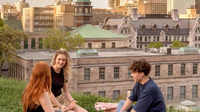 મેકગિલ યુનિવર્સિટી : મેકગિલ યુનિવર્સિટીની સ્થાપના 1821 માં થઈ હતી. કેનેડિયન રિસર્ચ યુનિવર્સિટીઓમાંની એક મેકગિલમાં સૌથી વધુ વિદેશી વિદ્યાર્થીઓ અભ્યાસ કરે છે. અહીં અભ્યાસ કરતા કુલ વિદ્યાર્થીઓમાં વિદેશી વિદ્યાર્થીઓની સંખ્યા 30% છે. 'ગ્લોબલ એમ્પ્લોયબિલિટી' રેન્કિંગમાં, મેકગિલ યુનિવર્સિટીને કેનેડામાં બીજું સ્થાન અને વિશ્વભરમાં 31મું સ્થાન મળ્યું છે. ડિગ્રી મેળવ્યા પછી અહીંના 90% વિદ્યાર્થીઓ સરળતાથી નોકરી મેળવી લે છે. (photo- mcgill.ca)