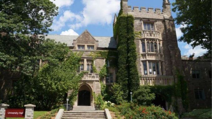 મેકમાસ્ટર યુનિવર્સિટી : કેનેડાની ટોચની યુનિવર્સિટીઓમાંની એક, મેકમાસ્ટર યુનિવર્સિટીની સ્થાપના 1887 માં થઈ હતી. જો તમે એન્જિનિયરિંગ અને વ્યવસાય સંબંધિત અભ્યાસક્રમોમાં ડિગ્રી મેળવવા માંગતા હો, તો આ તમારા માટે શ્રેષ્ઠ સંસ્થા છે. મેકમાસ્ટર યુનિવર્સિટી 'ગ્લોબલ એમ્પ્લોયબિલિટી' રેન્કિંગમાં પાંચમા સ્થાને છે. અહીંના વિદ્યાર્થીઓને ડિગ્રી મેળવવાની સાથે નોકરીઓ પણ સરળતાથી મળે છે. 120 દેશોના વિદ્યાર્થીઓ આ યુનિવર્સિટીમાં અભ્યાસ કરવા આવી રહ્યા છે. (photo-international.mcmaster.ca)