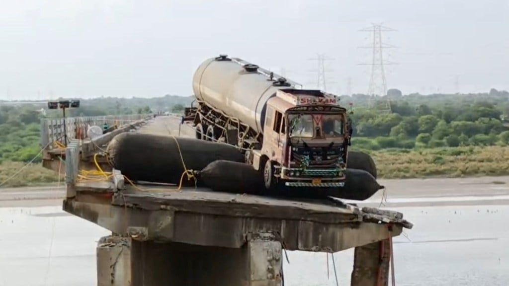 ગંભીરા પુલ પર લટકતું ટેન્કર હટાવવા આવ્યું, 50 નિષ્ણાતોની મદદ લઈ ખાસ ટેકનિકનો કરાયો ઉપયોગ